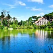 PACOTE GRAMADO,CANELA & NOVA PETRÓPOLIS COM MUSEU DO EGITO, PARQUE DO CARACOL E LABIRINTO VERDE - lago-negro-em-gramado