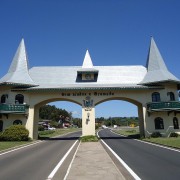 PACOTE GRAMADO E CANELA COM PARQUE DA FERRADURA & PLATAFORMA SKY GLASS - portico-via-taquara
